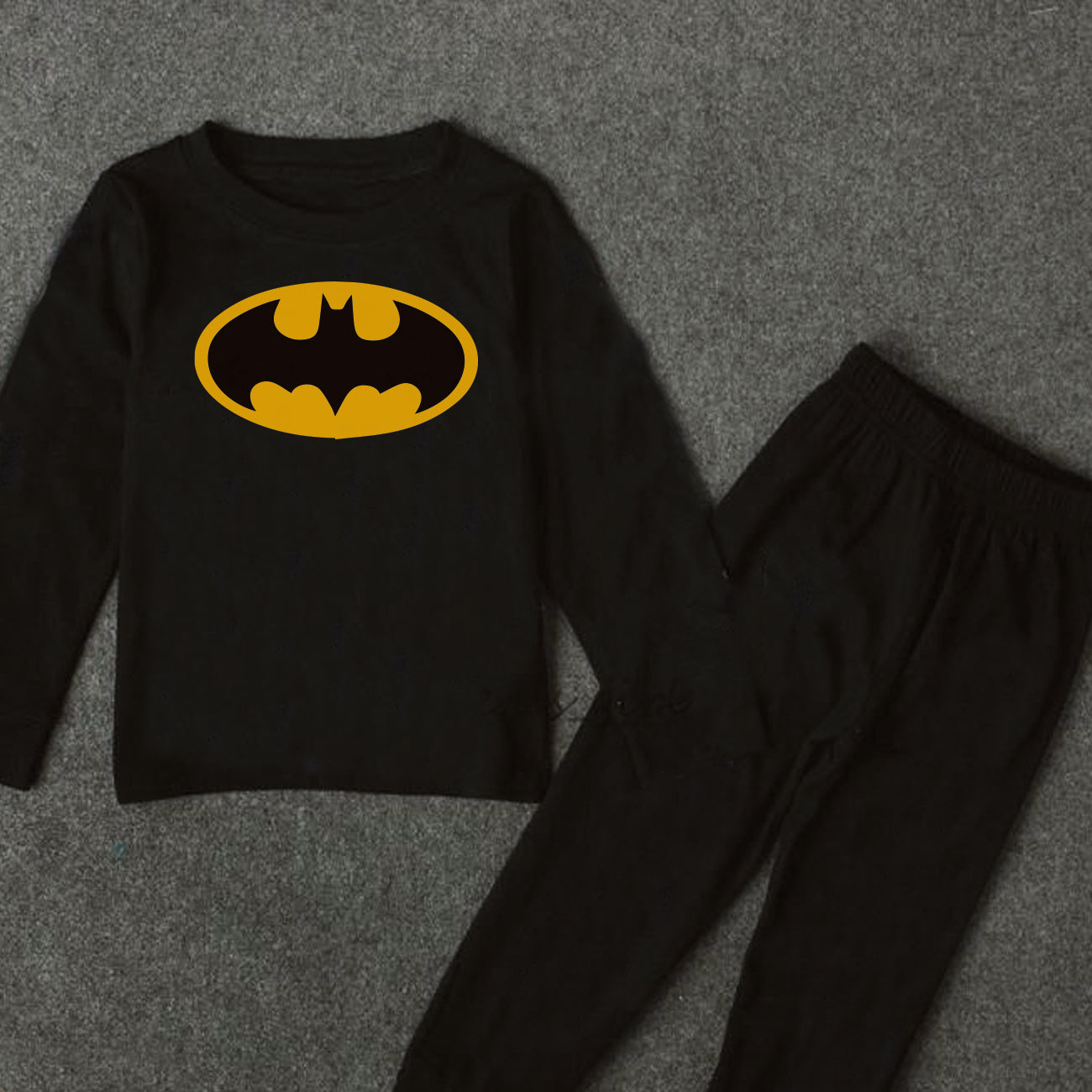 "Personalized t-shirt pajama set  for baby, perfect for Batman Design."
